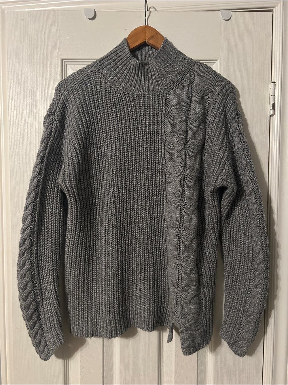 Calvin Klein Women’s Gray Cable-Knit Mock Neck Sweater - L
